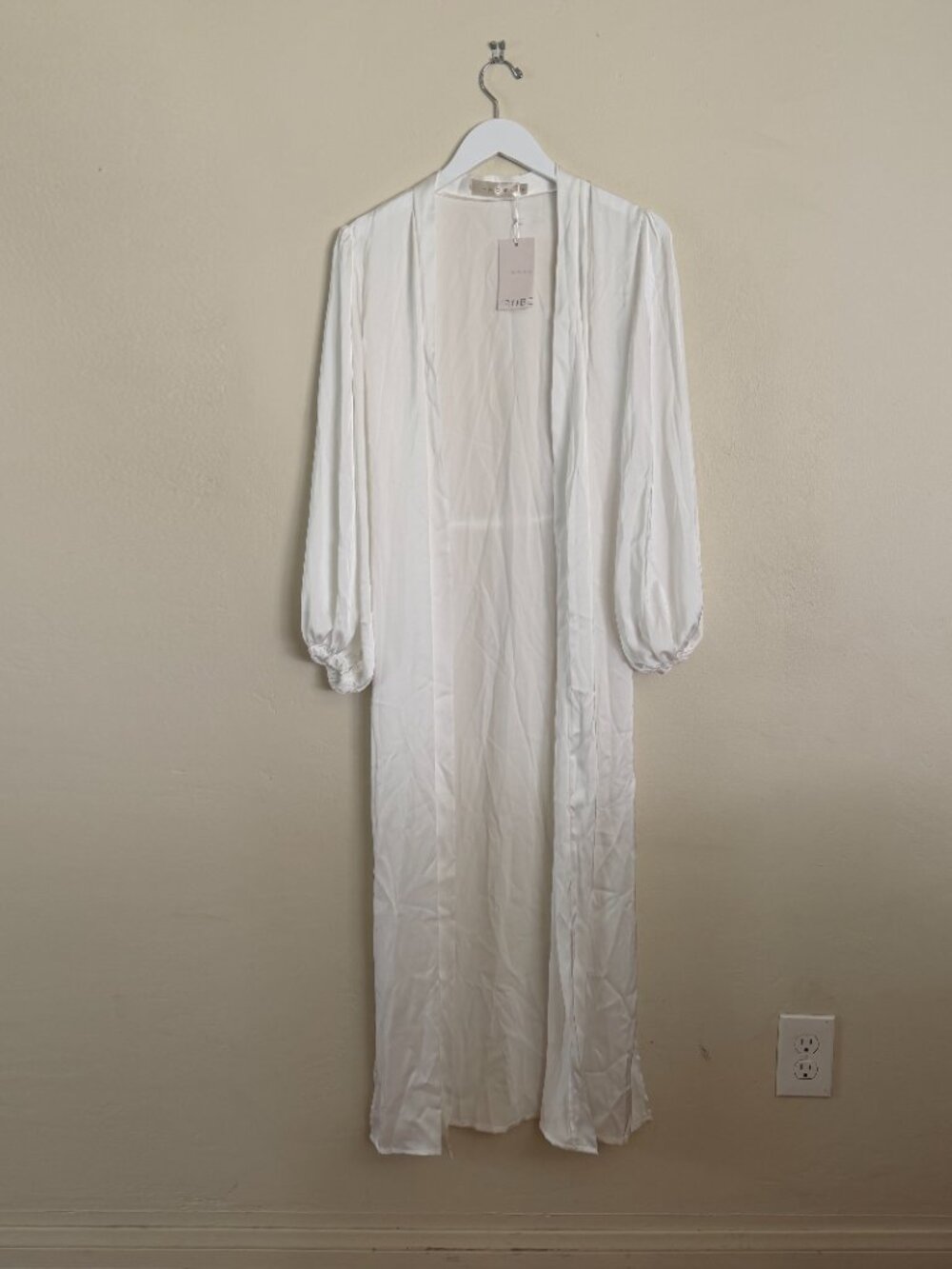 Nadine - White long Robe - Picture 3 of 6